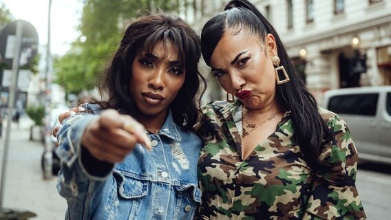 Die "Bad Bitch" und die "Lady Bitch": Lady Bitch Ray steigt in Hamburg mit in den alten Mercedes und erzählt Eunique, wie schwer es früher als female Artist war. Die "Bad Bitch" und die "Lady Bitch": Lady Bitch Ray steigt in Hamburg mit in den alten Mercedes und erzählt Eunique, wie schwer es früher als female Artist war. © NDR/Benedict Meyer zu Strohe