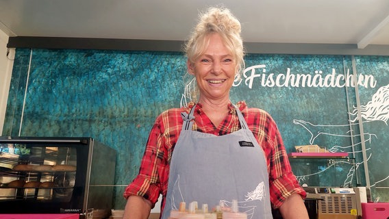 Im Foodtruck überzeugt Britta ihre Kunden am liebsten persönlich von ihren hausgemachten Soßen und Fischbrötchen. © NDR/Jokerpictures 