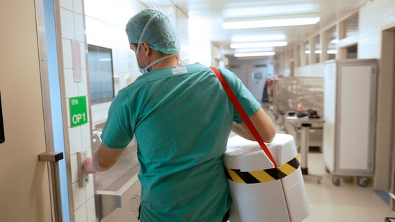 Geschafft! Die Herzchirurgen sind mit dem explantierten Spenderherzen in der Kühlbox im OP-Bereich des UKE in Hamburg eingetroffen. © NDR/Produktion Clipart/Fromeyer & Fromeyer GbR 