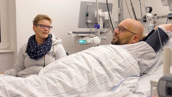 Nicole Frieszewski und ihr herzkranker Ehemann Dennis haben gerade erfahren, dass ein Spenderherz gefunden wurde. Nicole Frieszewski und ihr herzkranker Ehemann Dennis haben gerade erfahren, dass ein Spenderherz gefunden wurde. © NDR/Produktion Clipart/Fromeyer & Fromeyer GbR