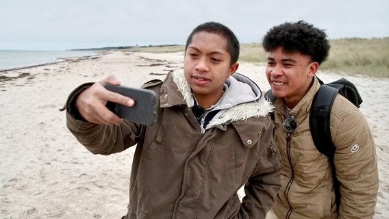 Der erste Winter weit weg von zu Hause. Der erste Winter an der Ostseeküste von Schleswig-Holstein. Sechs Monate lang machen Kevin und Silvio bereits ihre Ausbildung im Ferien- und Freizeitpark Weissenhäuser Strand. Der erste Winter weit weg von zu Hause. Der erste Winter an der Ostseeküste von Schleswig-Holstein. Sechs Monate lang machen Kevin und Silvio bereits ihre Ausbildung im Ferien- und Freizeitpark Weissenhäuser Strand. © NDR/Henning Wirtz