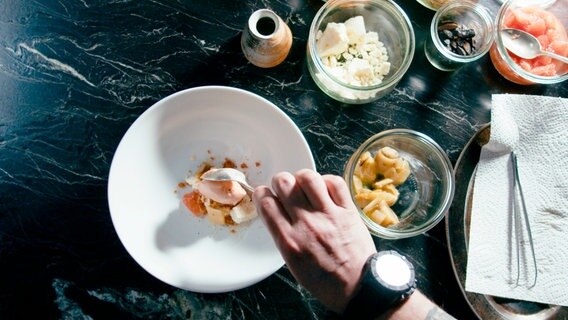 Die Desserts von Tom Elstermeyer haben ungewöhnliche Zutaten, hier Chicorée. © NDR/heyfilm 