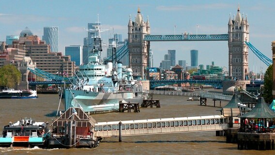 Schon seit den Römern ist die Themse Lebensnerv Londons. Aus der römischen Garnisonsstadt am Fluss wuchs die heute pulsierende Millionenmetropole und Hauptstadt Englands… das erste Etappenziel dieser filmischen Reise. © NDR 
