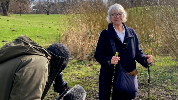 Nachdem ihr Mann verstorben ist, hat Waldtraut Hornmann nochmal einen Neuanfang gemacht. © NDR/Katrin Spranger 