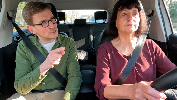 Frauke will ihre Fahrkünste mit dem Fahrlehrer auffrischen. © NDR/Seelmannfilm 