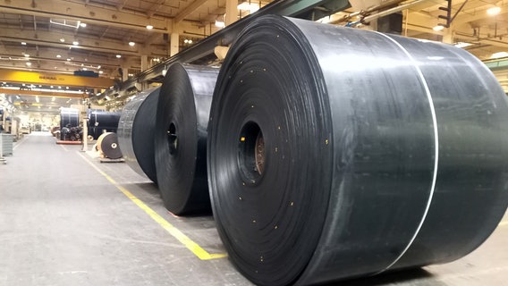Bis zu 60 Tonnen schwere Förderband-Rollen werden im niedersächsischen Northeim für den Weltmarkt produziert. © NDR/Thomas Karp 