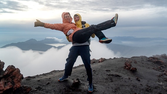 Die FilmemacherIn Kim Kristin Mauch und Eike Köhler auf dem Gipfel des Gunung Kerinci (3.805 m), Indonesiens höchster Vulkan. © NDR/Eike Köhler 
