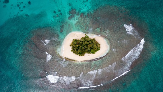 Eine der 17.000 Inseln von Indonesien. Nicht alle davon sind bewohnt. © NDR/Eike Köhler 