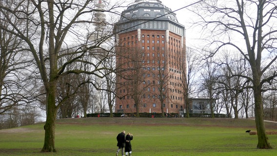 Während seiner Nutzung war er der größte Wasserturm Europas. Heute ist er ein Hotel: Der Wasserturm Hamburg-Sternschanze. © NDR/Uli Patzwahl 