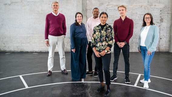 Teilnehmende bei "Wie egoistisch bist du?" (v.l.n.r.: Jörg von Grass, Julia Breckheimer, Rene Mang, Priyanka Balamohan, Johannes Kolb, Mitra Kassai) Teilnehmende bei "Wie egoistisch bist du?" (v.l.n.r.: Jörg von Grass, Julia Breckheimer, Rene Mang, Priyanka Balamohan, Johannes Kolb, Mitra Kassai) © NDR/Stefan Mühlenhoff
