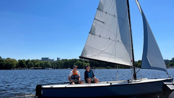 Segelunterricht auf der Außenalster. Im Hintergrund die Gurlitt-Insel mit Segelschule und Ruderclub. © NDR/Stefan Weiße 