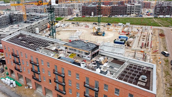 Vor Jahren weideten hier noch Schafe. Jetzt entstehen fast 4000 Wohneinheiten in Hannovers neuem Stadtteil Kronsrode. © NDR/Stefan Radüg/nahaufnahme.tv 