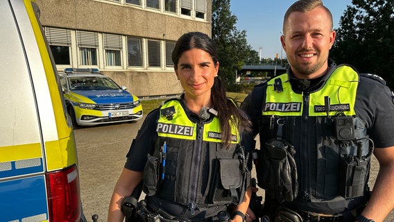 Polizeikommissarin Sara Dagher und Polizeihauptkommissar Daniel Leismann im Einsatz auf den Straßen von Wolfsburg. © NDR/Ole Lerch 