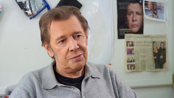 Mal ganz Privat: Jan Fedder beim Interview zur Doku "30 Jahre Großstadtrevier" im Maskenraum (2017). Mal ganz Privat: Jan Fedder beim Interview zur Doku "30 Jahre Großstadtrevier" im Maskenraum (2017). © NDR/Ulfert Becker
