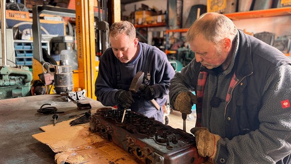 Alles verrostet, aber Original: mit Freund Thorsten Frieß (r.) versucht Hendrik Müller einen Hanomag-Zylinderblock wieder zum Laufen zu bringen. Alles verrostet, aber Original: mit Freund Thorsten Frieß (r.) versucht Hendrik Müller einen Hanomag-Zylinderblock wieder zum Laufen zu bringen. © NDR/Stefan Radüg/nahaufnahme.tv