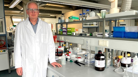 Christian Langfermann, Institut für Pharmazeutisch angewandte Analytik. © NDR/Jessica Ostermünchner 