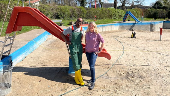 Yared Dibaba und Nicole Steins packen im Duvenstedter Freibad kräftig mit an. © NDR 