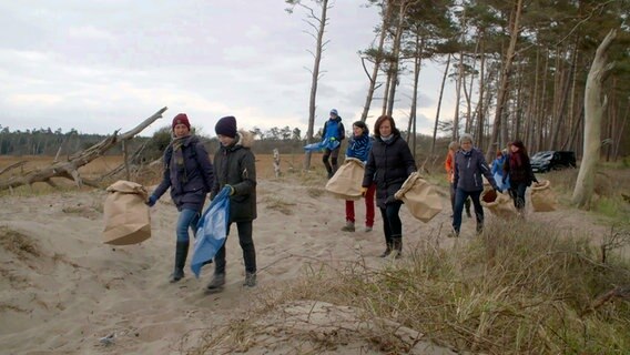 Müllsammelaktion am Darßer Weststrand. Die starke Küstendynamik bringt immer wieder versteckten Müll ans Tageslicht. © NDR/Hanse TV 