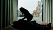 Nora findet Besten verletzt in einem Container. © NDR/NordicStories 