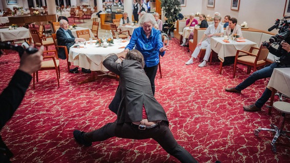 Frau Friedmann (81) hat früher auf Turnieren getanzt. Olli Schulz hat noch nie einen Tanzkurs besucht, dafür kann er Spagat. Und so macht auf der improvisierten Tanzfläche am späten Abend jeder das, was er am besten kann. Frau Friedmann (81) hat früher auf Turnieren getanzt. Olli Schulz hat noch nie einen Tanzkurs besucht, dafür kann er Spagat. Und so macht auf der improvisierten Tanzfläche am späten Abend jeder das, was er am besten kann. © NDR/Daniel Bremehr