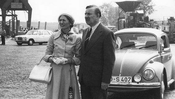 Am Kai warten Martha und Kurt Mewes (Helga Feddersen und Günter Kütemeyer) auf die "Henriette ll" und ihren Sohn Harald. © NDR/Stroemer 