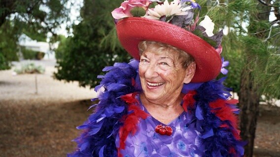 Einmal im Monat treffen sich lustige Frauen zur "red hat party", tauschen sich beim Dinner aus und feiern das Leben. © NDR/gluthfilm 