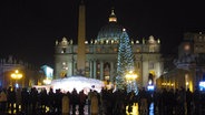 Der Petersplatz ist mit Krippe und Weihnachtsbaum festlich geschmückt. © NDR/Jochen Engelberg 