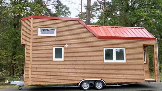 Das rollende Haus wiegt 3,5 Tonnen und kann von PKW gezogen werden. © NDR/Sabellifilm 