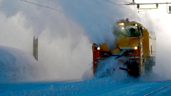 Dauereinsatz der Schneefräse für die Bergenbahn in Finse. © NDR 