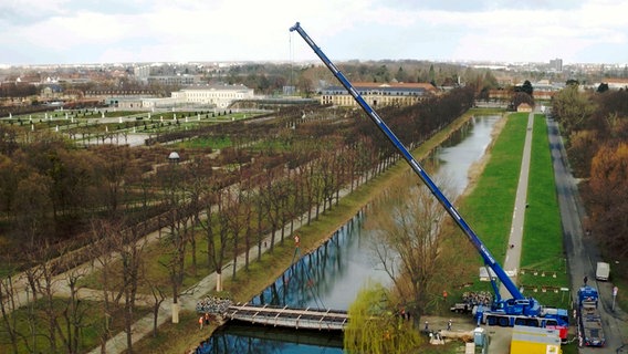 Die Kranfahrer müssen in Hannover eine uralte Stahlbrücke an den Herrenhäuser Gärten versetzen. © NDR/Hellwig Film GmbH 