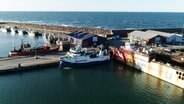 Die Iris, das neueste Schiff von "Kutterfisch" aus Cuxhaven liegt im dänischen Hanstholm. Von hier aus starten viele Fangschiffe aus ganz Europa in die Nordsee. © NDR/Candeo 