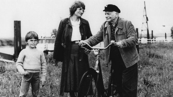 An einer abgelegenen Uferstelle trifft sich Schiffer Suhr (Georg-Heinrich Lange) mit Gerda (Uta Stammer), die ihren Sohn Klein-Uwe (Lars Höbeler) mitgebracht hat. © NDR/Stroemer 