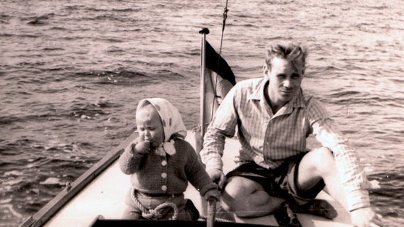 Birgit Dürr mit ihrem Vater auf der Ostsee vor Wismar. © NDR/creatv Sachsen/Klaus Wollscheid 