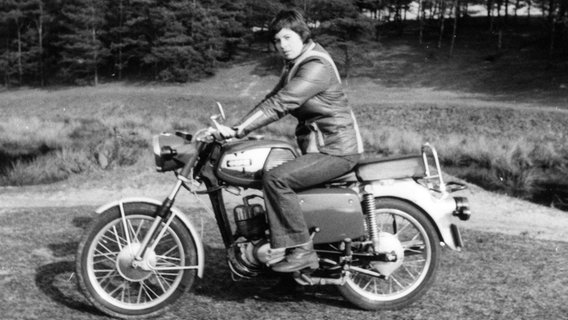 Usedom der 70er-Jahre: Ute Sophler auf ihrem DDR-Motorrad © NDR/creatv Sachsen/Klaus Wollscheid 