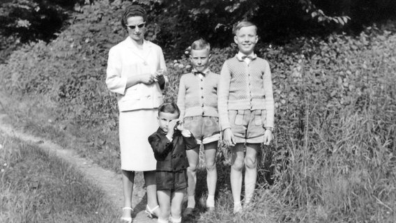1962: Klaas Jürrens und Bruder auf Besuch bei der Tante. © NDR/creatv Sachsen/Klaus Wollscheid 