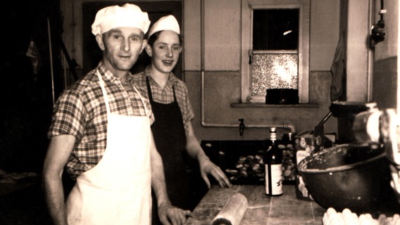 Bäckermeister Müller mit seinem Lehrling in Aurich in den 1960er-Jahren. © NDR/creatv Sachsen/Klaus Wollscheid 