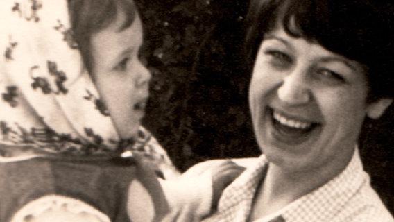 Gisela Teuchert-Benker war in den 1960er-Jahren alleinerziehende Mutter in Ostholstein. © NDR/creatv Sachsen/Klaus Wollscheid 