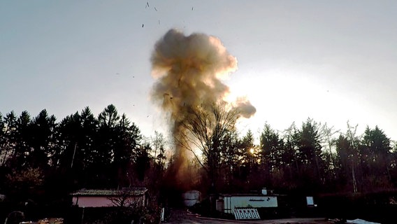Bei der Sprengung einer 500-Pfund-Bombe können die Splitter bis zu einem Kilometer weit fliegen. © NDR 