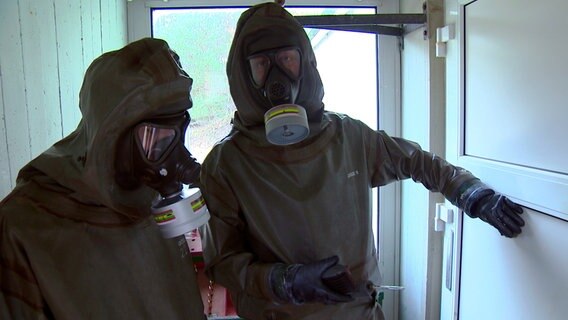 Menschen die giftigen Kampfmittel untersuchen, müssen - je nach Gefährlichkeit - Schutzanzug und Gasmaske tragen. © NDR 