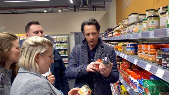 Jo Hiller mit den Zuckerfastern Dennis und Sandra sowie Ernährungsberaterin Alina Kistenmacher (l.) im Supermarkt © NDR 