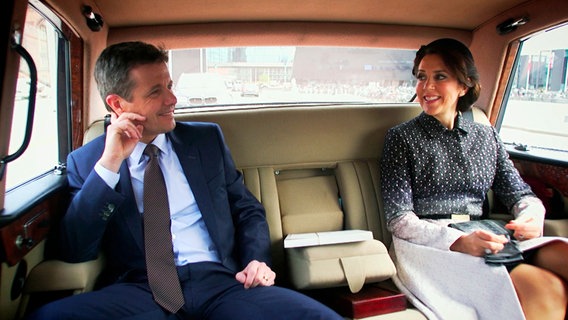 Das Kronprinzenpaar Frederik und Mary im Auto. © NDR 