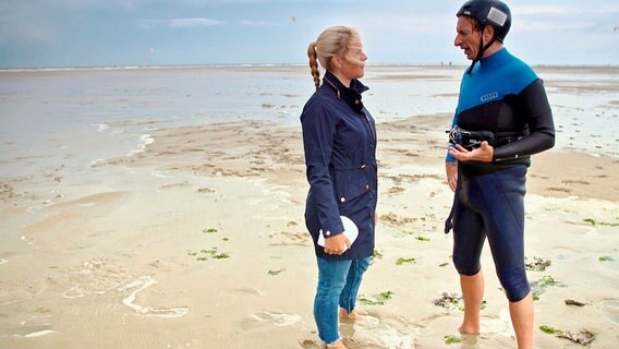 Moderatorin Judith Rakers Rakers und Entertainer und Hobby-Kiter Ingolf Lück am Strand von Langeoog. © NDR/Doclights/Michel Wehmschulte 