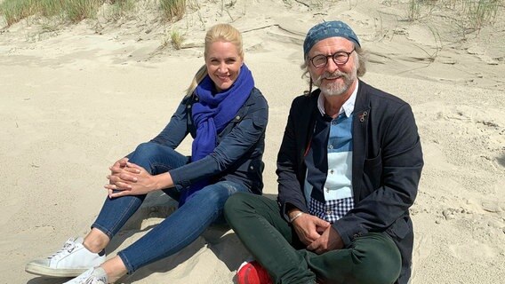 Judith Rakers und Ostfriesland-Krimiautor Klaus-Peter Wolf am Strand von Langeoog. © NDR/Doclights/Michel Wehmschulte 