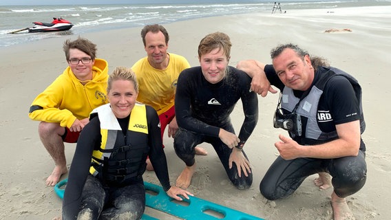 Kaum auf Juist angekommen, ist Judith mit den Rettungsschwimmern unterwegs. Zum Glück ist es nur eine Übung. © NDR/Doclights/Michel Wehmschulte 