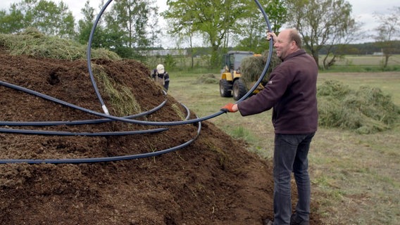 Gerhard Wiese baut eine Kompost-Dusche. © NDR/Pier 53 Filmproduktion 