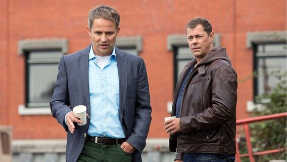 Malte Kröning (Andreas Brucker, l.) bittet seinen Freund, den Kriminalkommissar Finn Kiesewetter (Sven Martinek, r.) um Hilfe. Er soll den Tod seiner Braut aufklären. © NDR/ARD/Georges Pauly 
