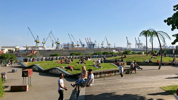 Der Antoni-Park auf St. Pauli mit spektakulärem Blich auf Elbe und Hafen. © NDR/Veit Bentlage 