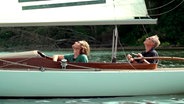 Vater und Sohn auf einem alten "Drachen", wie die historische Bootsklasse heißt. Die Hoteliers Manfred und Jannis haben ein gemeinsames Hobby. Segeln auf der Müritz. © NDR 