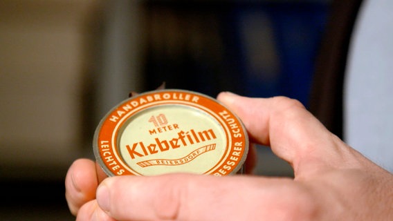 So sah der erste Handabroller für Tesafilm aus. So sah der erste Handabroller für Tesafilm aus. © NDR/Docstation