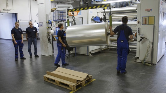 Im Tesa-Werk in Offenburg wird der klassische Klebestrefen produziert. Auf solche Folienrollen wird die Klebmasse aufgetragen. Im Tesa-Werk in Offenburg wird der klassische Klebestrefen produziert. Auf solche Folienrollen wird die Klebmasse aufgetragen. © NDR/Docstation